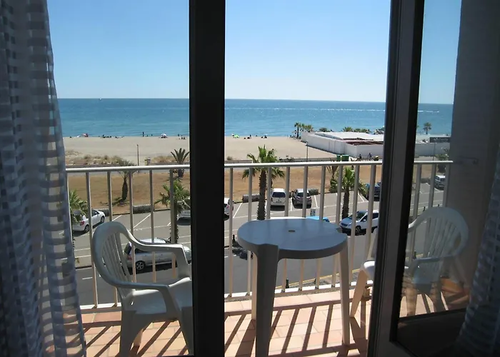 T2 Rénové, 4 Couchages, Parking, Face Plage, Centre De Saint-cyprien - Fr-1-106-74 *