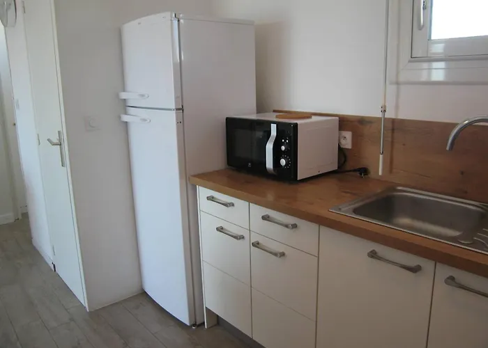 T2 Rénové, 4 Couchages, Parking, Face Plage, Centre De Saint-cyprien - Fr-1-106-74 *